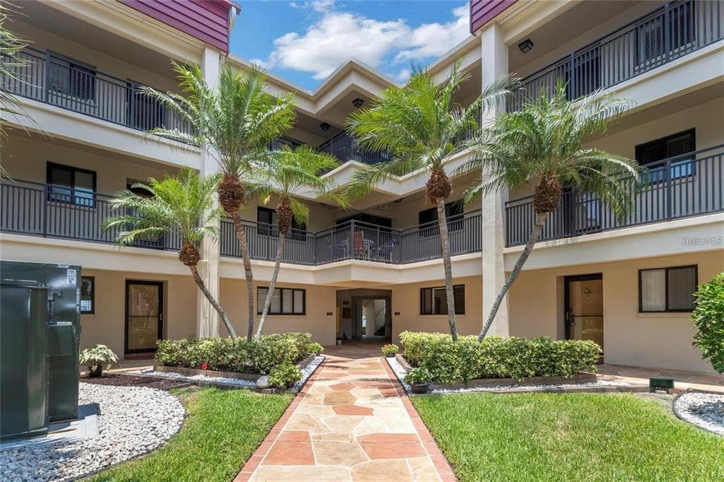 895 S GULFVIEW BOULEVARD UNIT 203 CLEARWATER BEACH, FL 33767