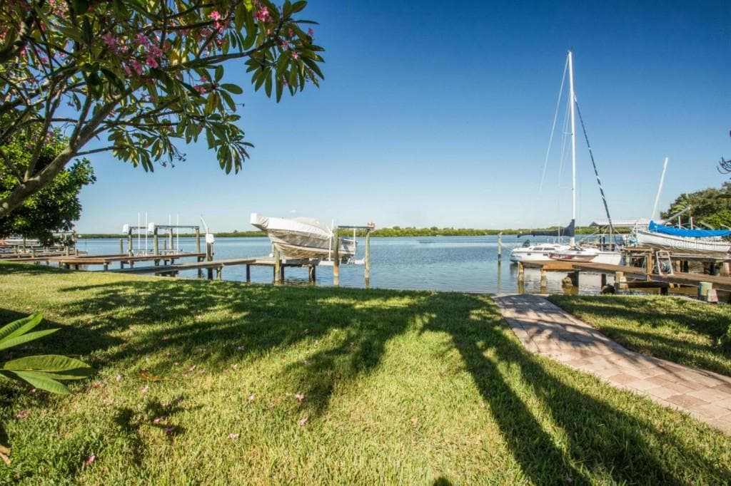 1951 ARROWHEAD DRIVE NE ST PETERSBURG, FL 33703