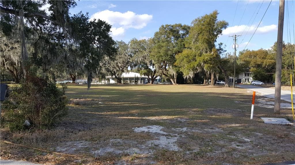 1304 LENNA AVENUE SEFFNER, FL 33584
