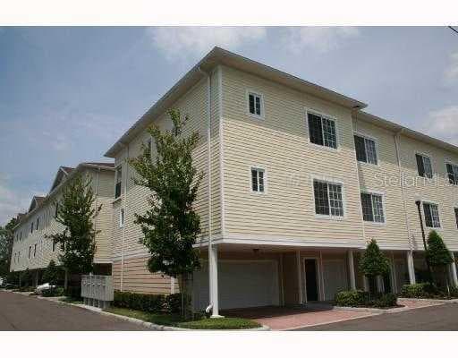 9719 MEADOW FIELD CIRCLE Tampa, FL 33626