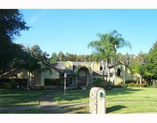 301 LAKE KELL COURT LUTZ, FL 33549