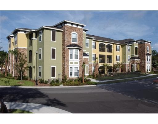 10106 COURTNEY OAKS CIRCLE UNIT 104 TAMPA, FL 33619