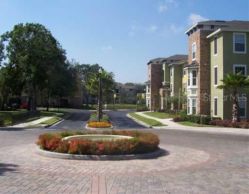 10106 COURTNEY OAKS CIRCLE UNIT 104 TAMPA, FL 33619
