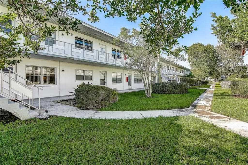 5895 18TH STREET N UNIT 8 ST PETERSBURG, FL 33714