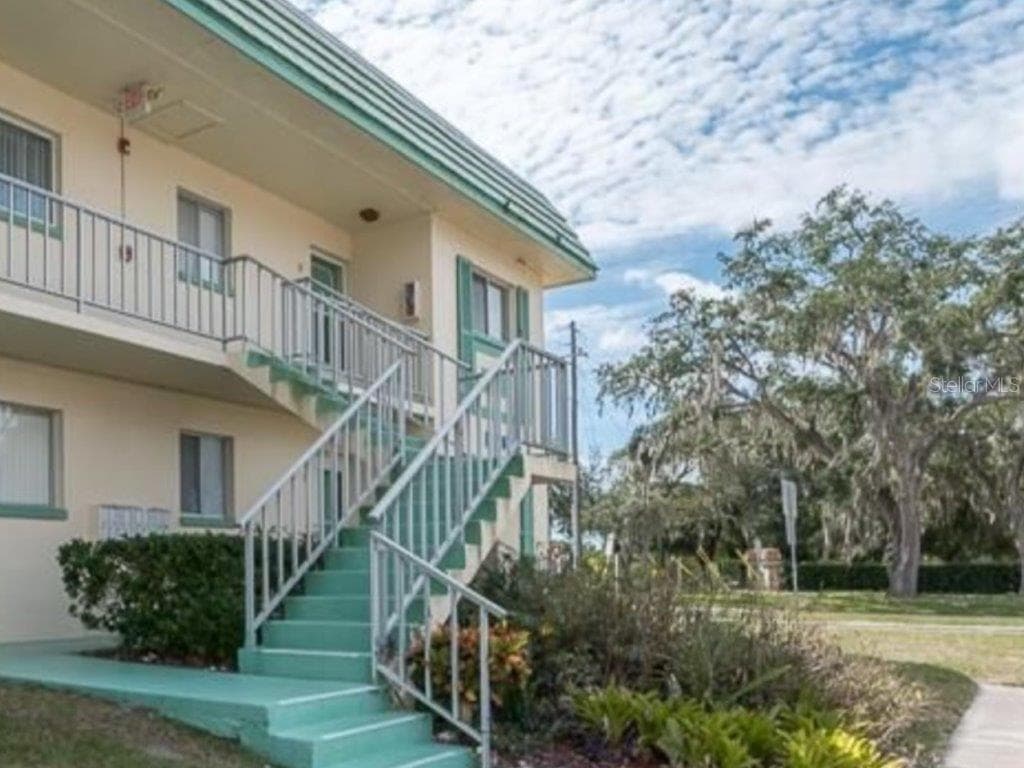2001 GREENBRIAR BOULEVARD UNIT 18 CLEARWATER, FL 33763