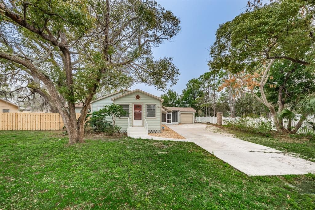 810 BECKETT WAY TARPON SPRINGS, FL 34689