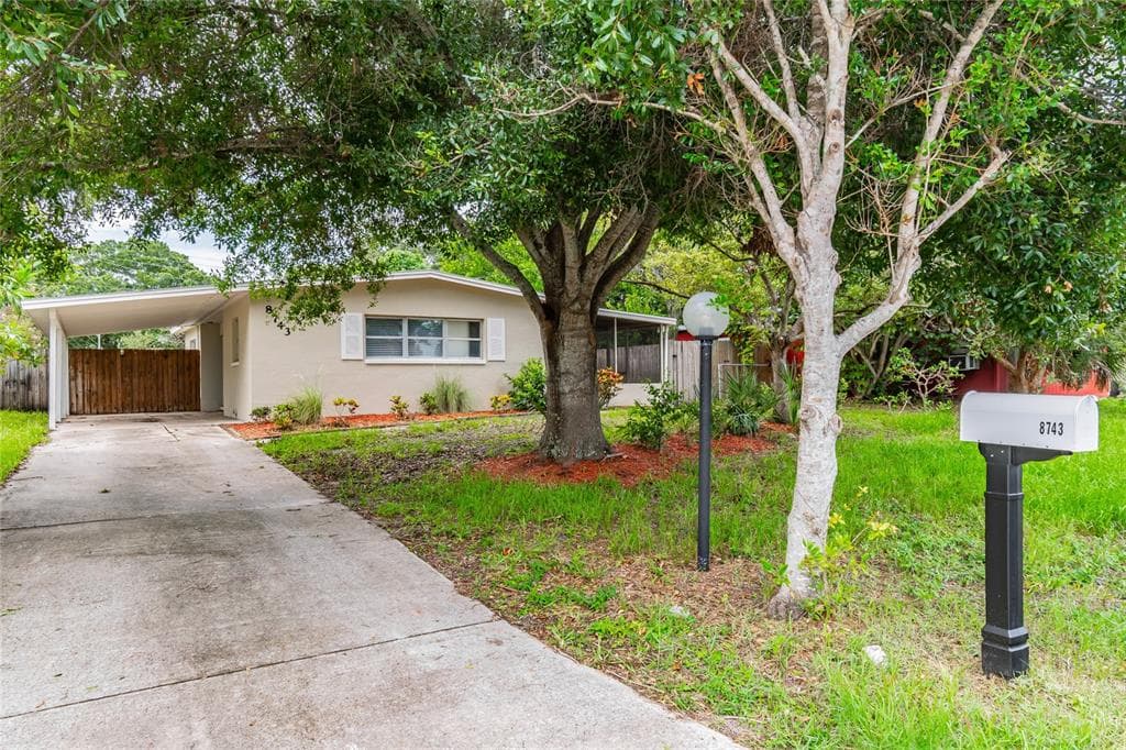 8743 95TH AVENUE N SEMINOLE, FL 33777