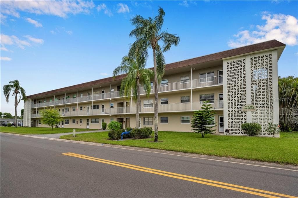5720 13TH AVENUE N UNIT 302B ST PETERSBURG, FL 33710