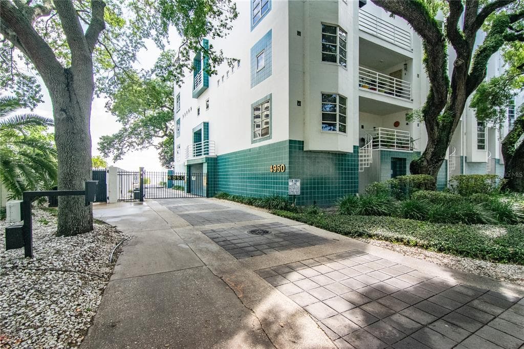 4950 BAYSHORE BOULEVARD UNIT 11 TAMPA, FL 33611