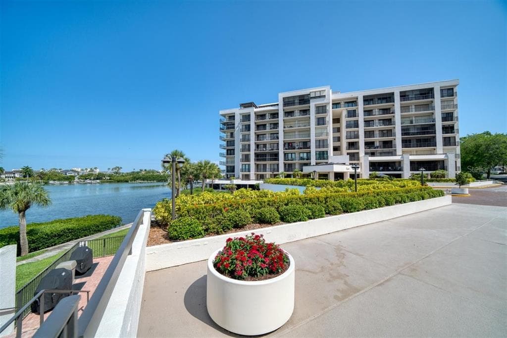8 BELLEVIEW BOULEVARD UNIT 203 BELLEAIR, FL 33756
