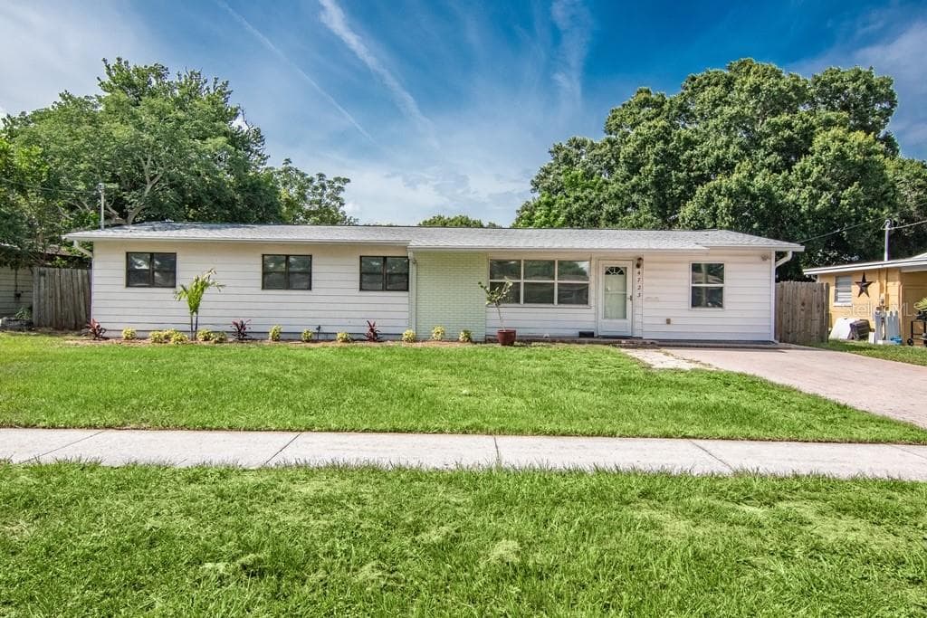 4723 W BAY AVENUE TAMPA, FL 33616