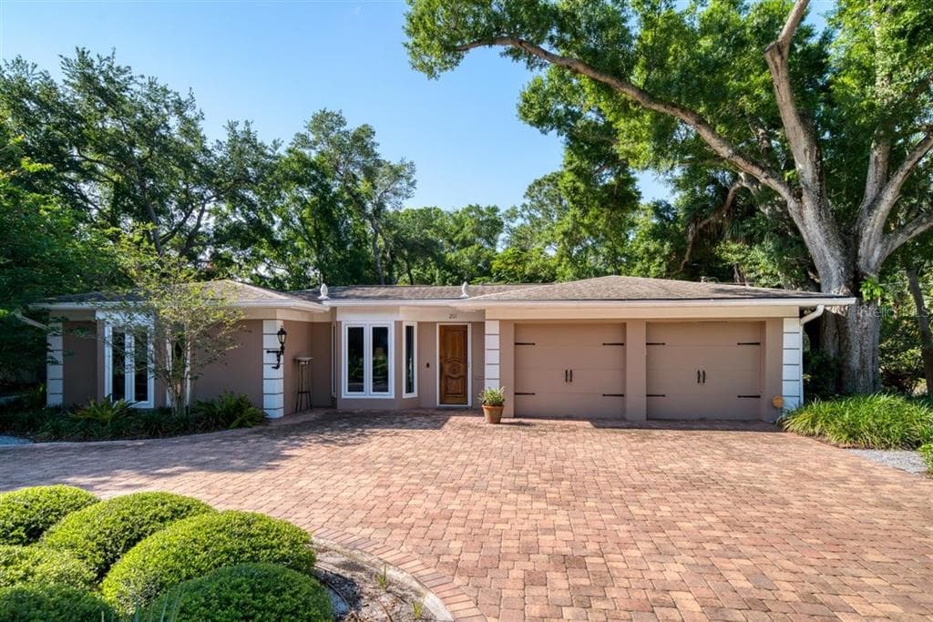 201 FLAMINGO DRIVE BELLEAIR, FL 33756