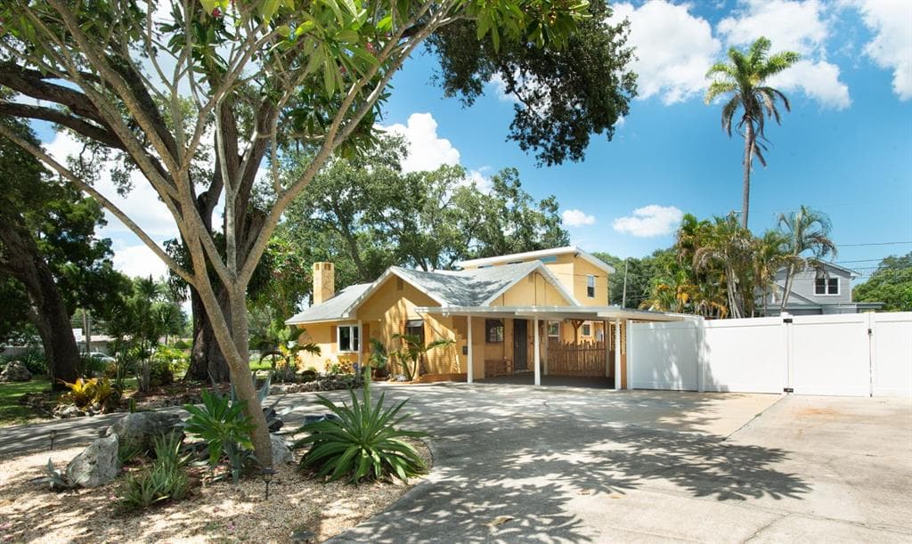 8135 33RD AVENUE N ST PETERSBURG, FL 33710