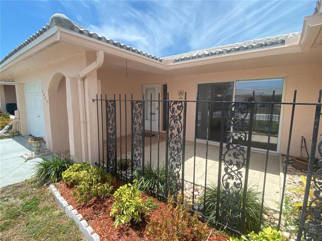 5423 LARCHMONT COURT N PINELLAS PARK, FL 33782