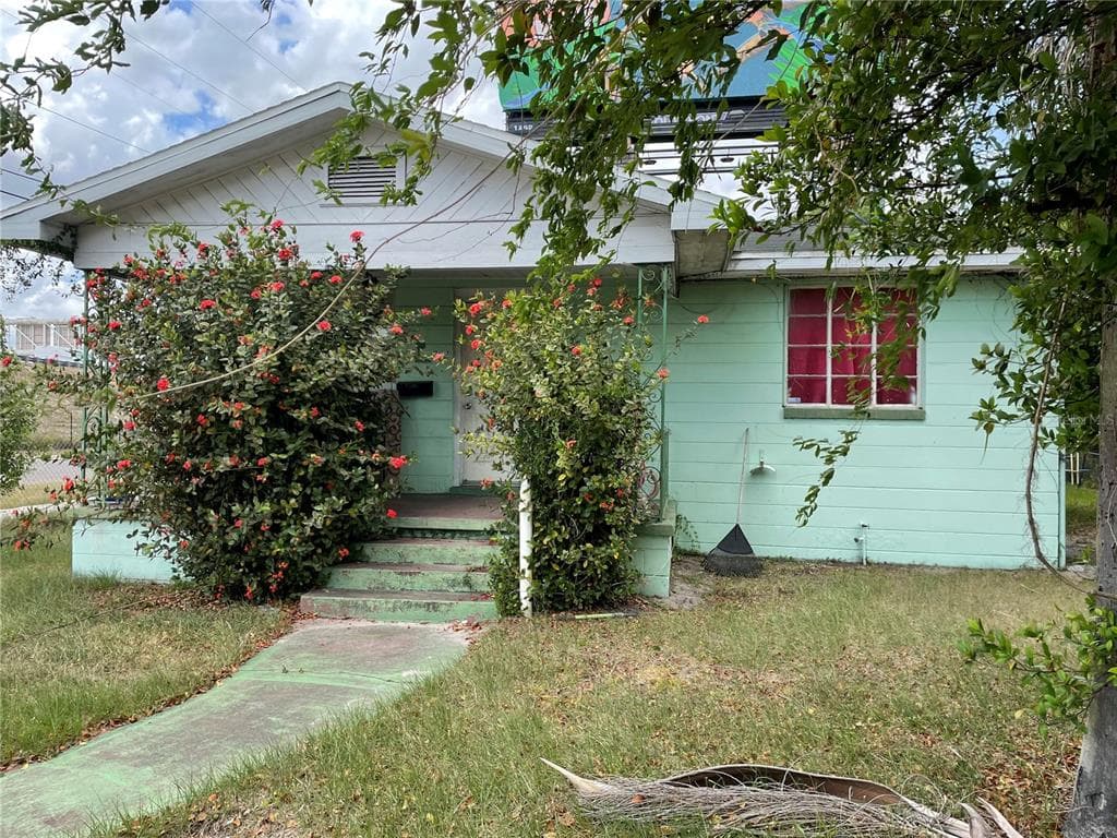702 E FLORIBRASKA AVENUE