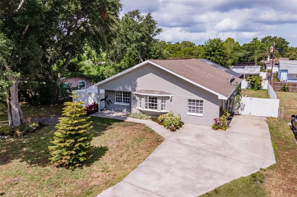 1736 LUCAS DRIVE