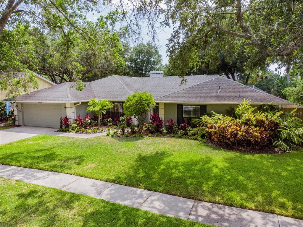 13804 LAKE VILLAGE PLACE TAMPA, FL 33618