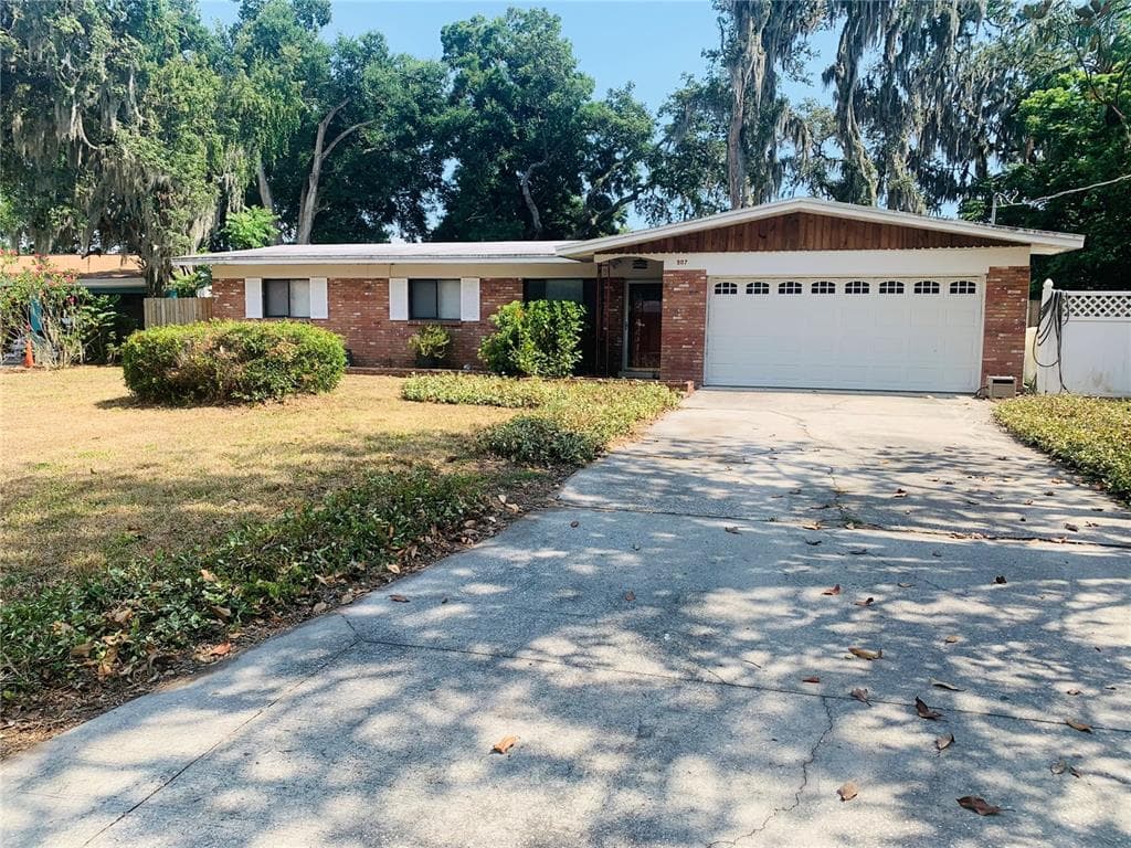 907 EASTWOOD DRIVE BRANDON, FL 33511