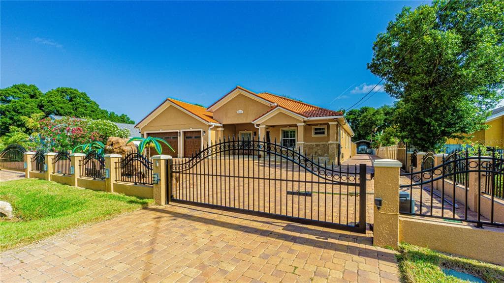 8901 W HAMILTON AVENUE TAMPA, FL 33615