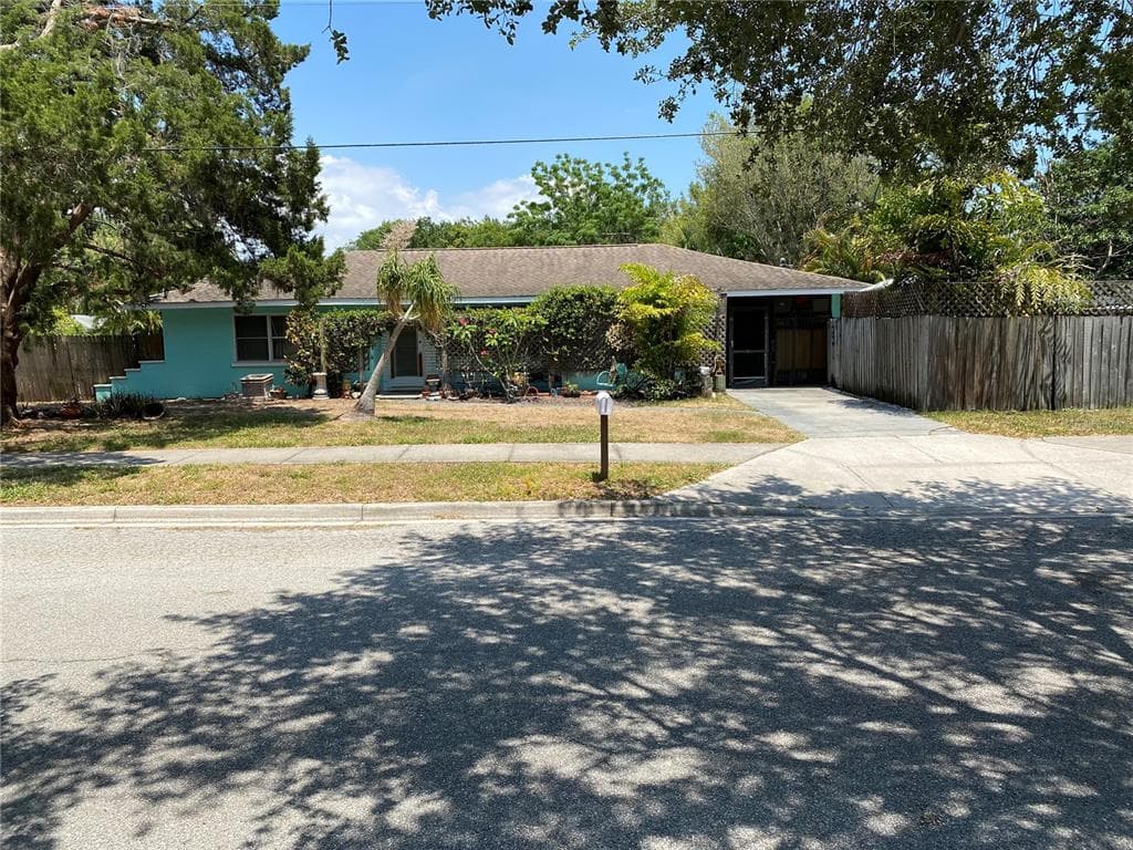 2611 S EAST AVENUE SARASOTA, FL 34239