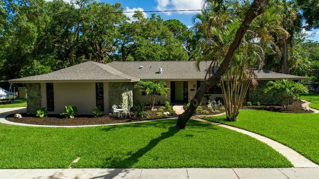 8261 28TH AVENUE N ST PETERSBURG, FL 33710