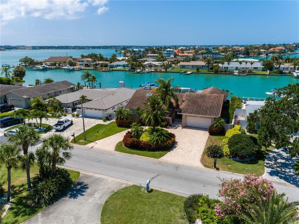 320 BELLE ISLE AVENUE BELLEAIR BEACH, FL 33786