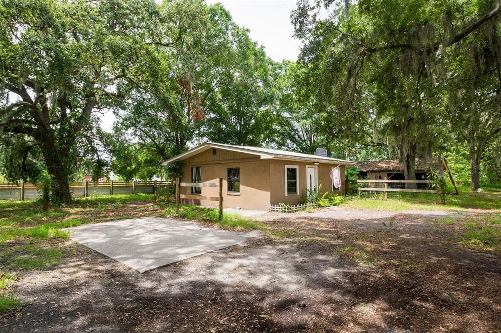 121 S WIGGINS ROAD PLANT CITY, FL 33566