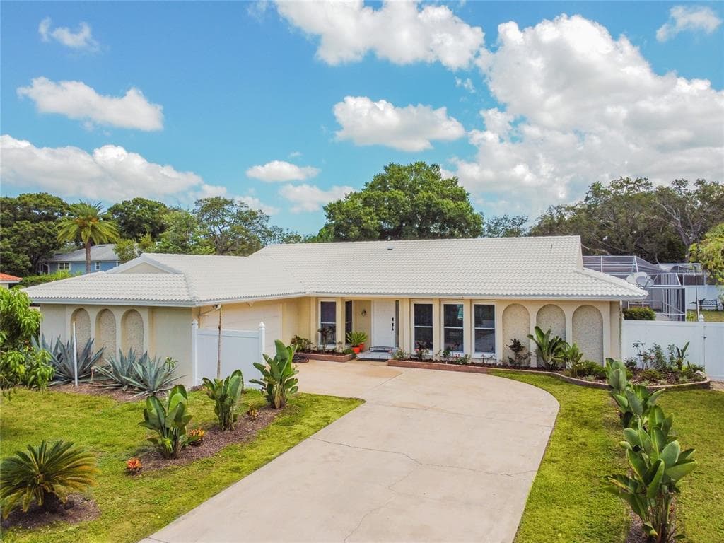 2390 ROBERTA LANE CLEARWATER, FL 33764