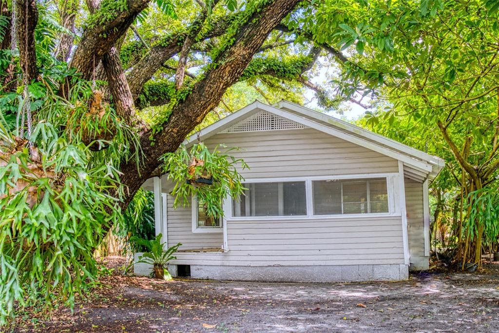 2111 W SKAGWAY AVENUE TAMPA, FL 33604