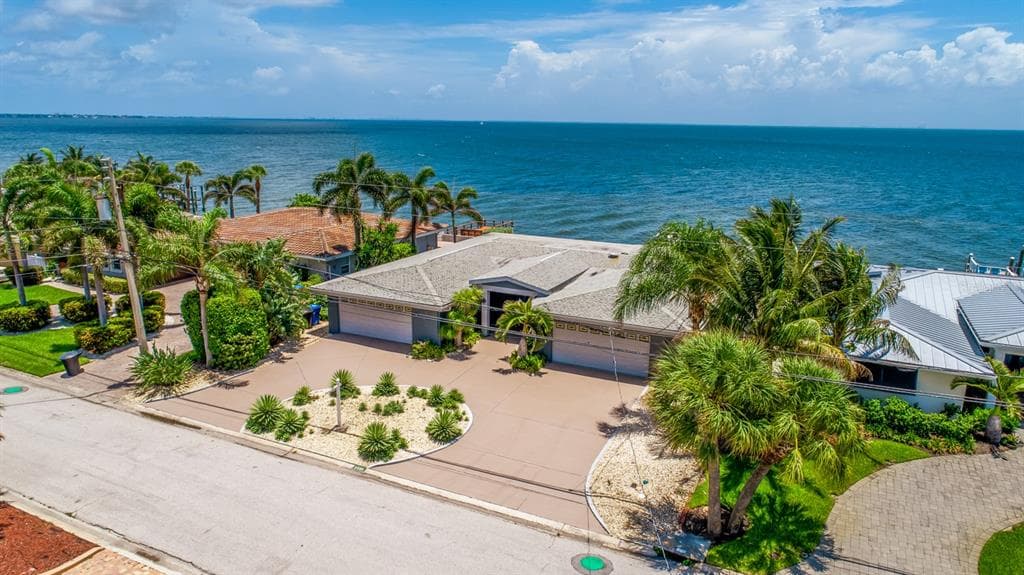 2580 E BAY ISLE DRIVE SE ST PETERSBURG, FL 33705