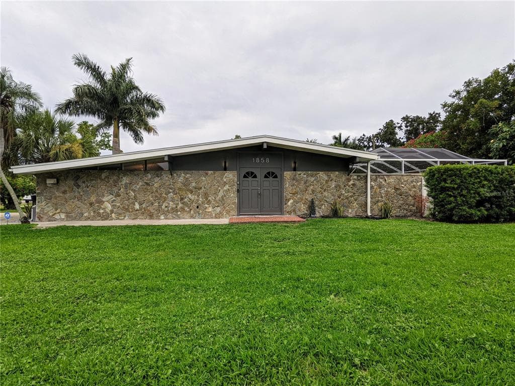 1858 OKLAHOMA AVENUE NE ST PETERSBURG, FL 33703