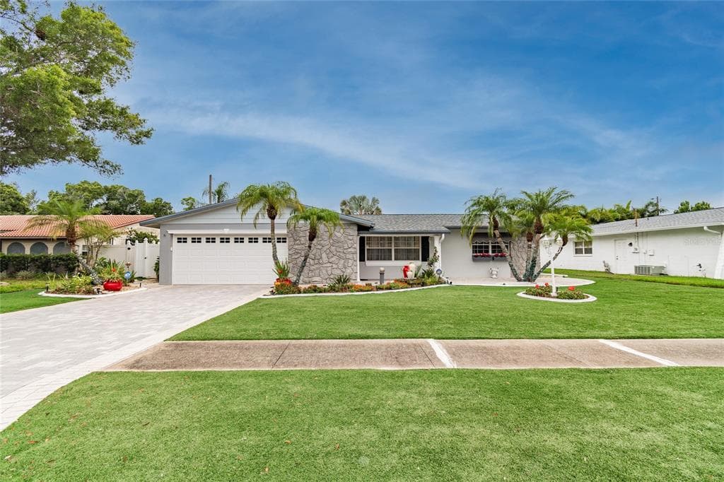 898 CORVETTE DRIVE LARGO, FL 33771