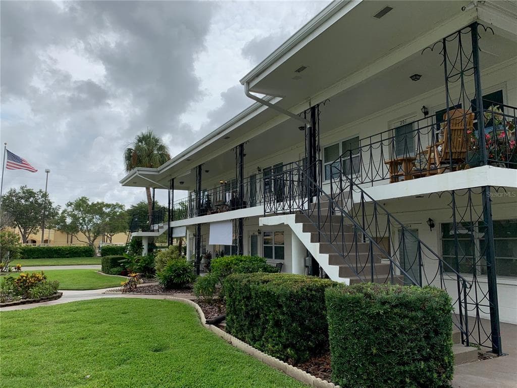 124 36TH AVENUE N UNIT 204 ST PETERSBURG, FL 33704