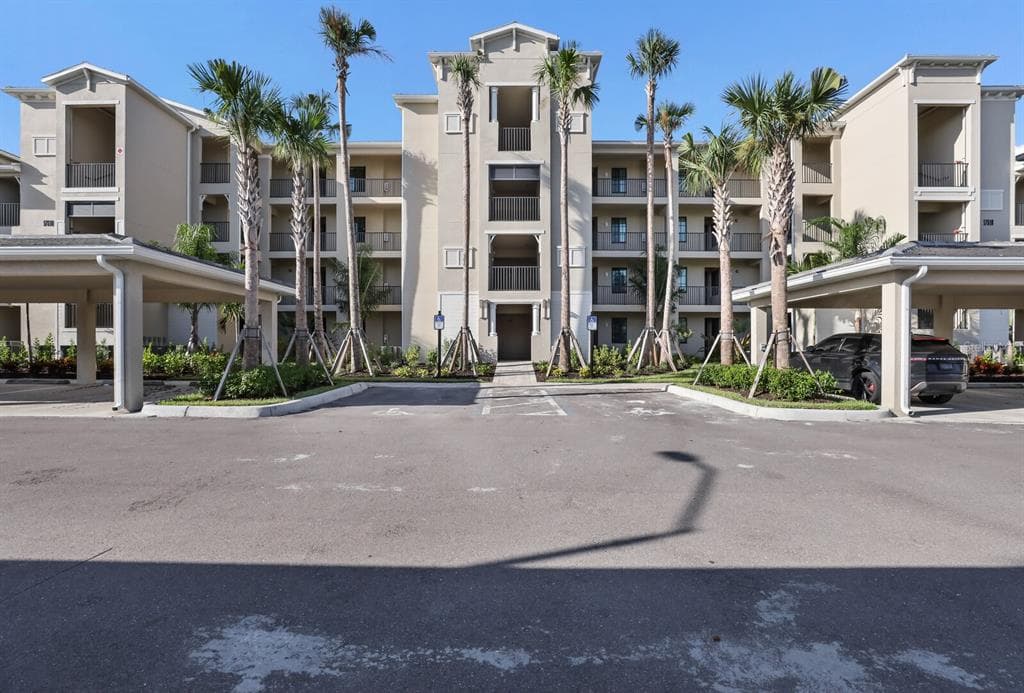 18008 GAWTHROP DRIVE UNIT 102 LAKEWOOD RANCH, FL 34211