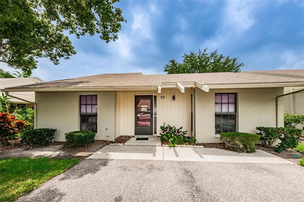 32 WINDRUSH BAY DRIVE UNIT 32 TARPON SPRINGS, FL 34689