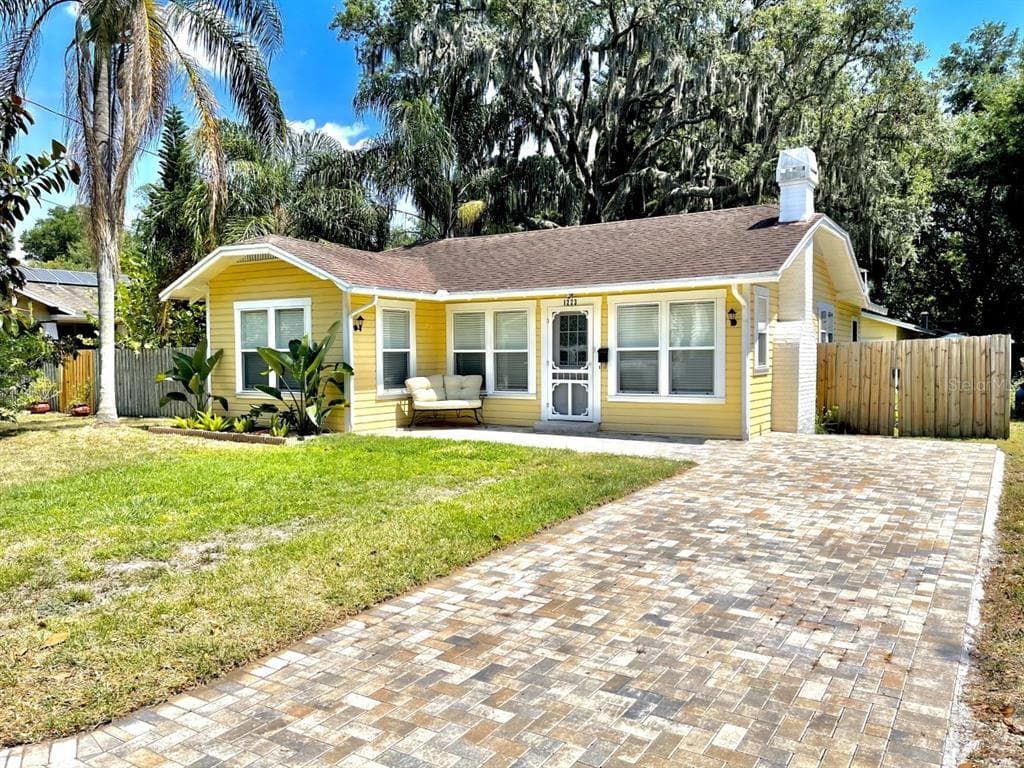 1223 E COMANCHE AVENUE
