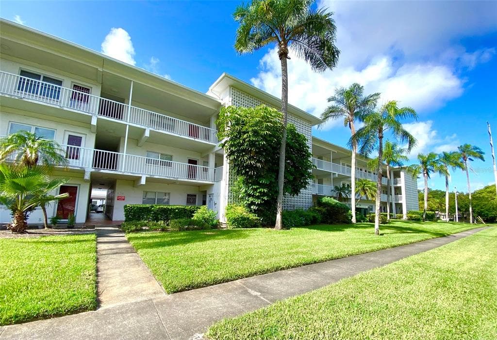 5150 10TH AVENUE N UNIT 206 ST PETERSBURG, FL 33710