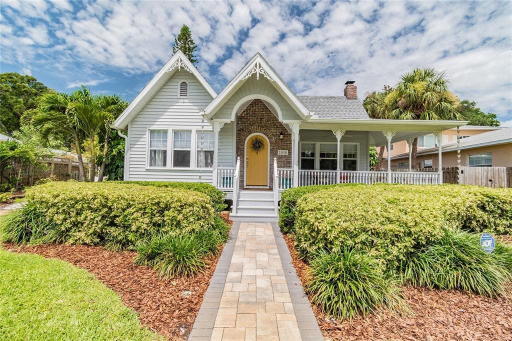 1916 CRESCENT LAKE DRIVE ST PETERSBURG, FL 33704