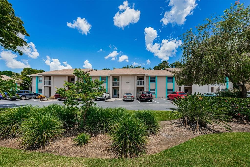 8101 HEATHERWOOD DRIVE UNIT 202 SEMINOLE, FL 33777