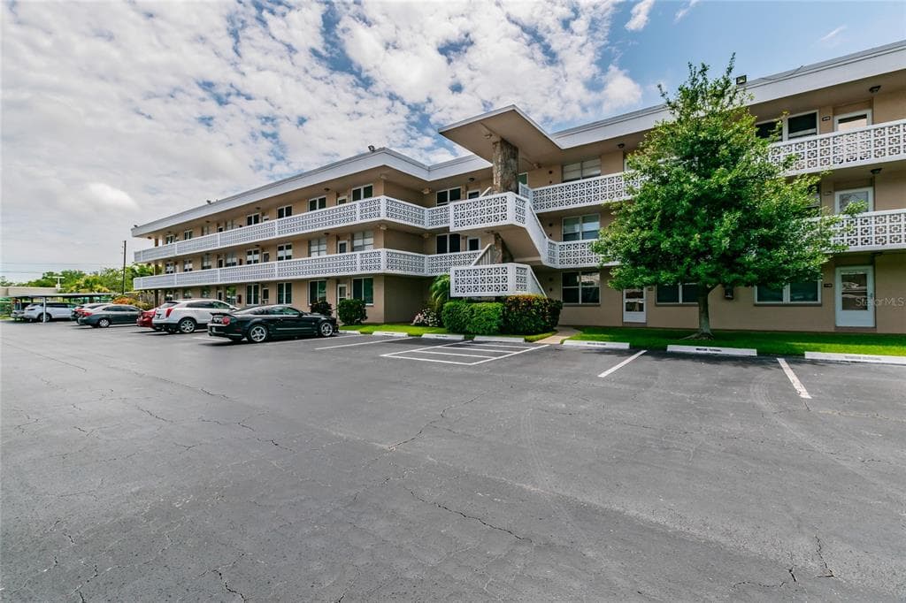 5095 BAY STREET NE UNIT 216 ST PETERSBURG, FL 33703