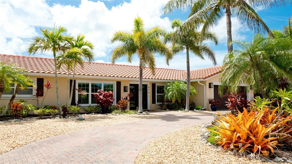616 HAMPSHIRE LANE HOLMES BEACH, FL 34217