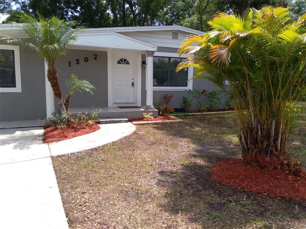 1502 W LE COMPTE DRIVE TAMPA, FL 33604
