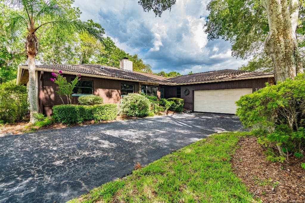 70 LAKEVIEW COURT PALM HARBOR, FL 34683