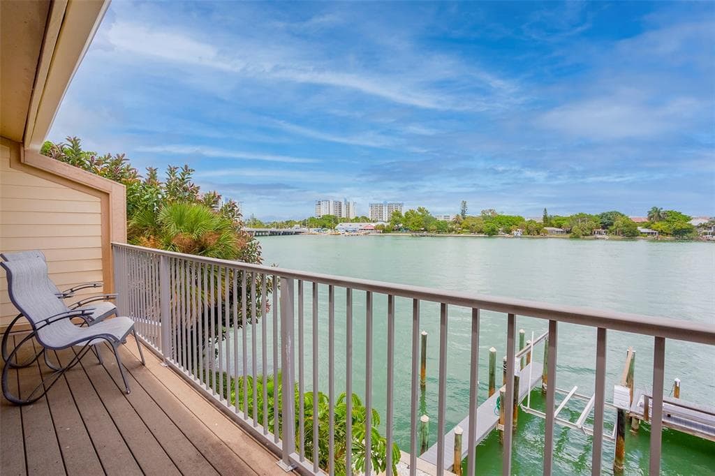 135 92ND AVENUE UNIT 4 TREASURE ISLAND, FL 33706