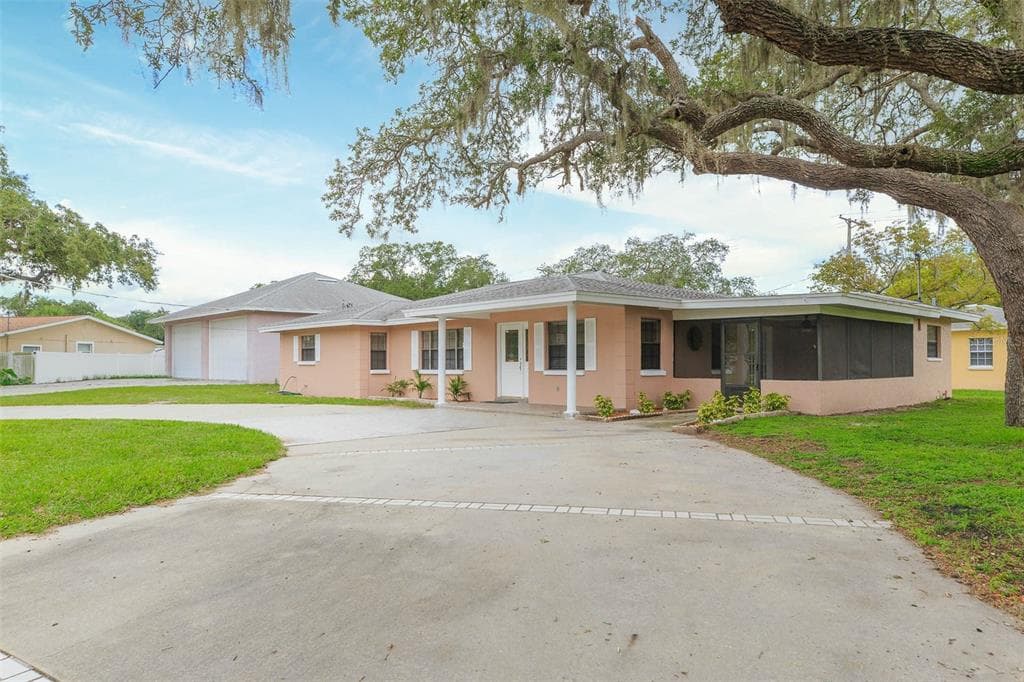 6301 S SELBOURNE AVENUE TAMPA, FL 33611