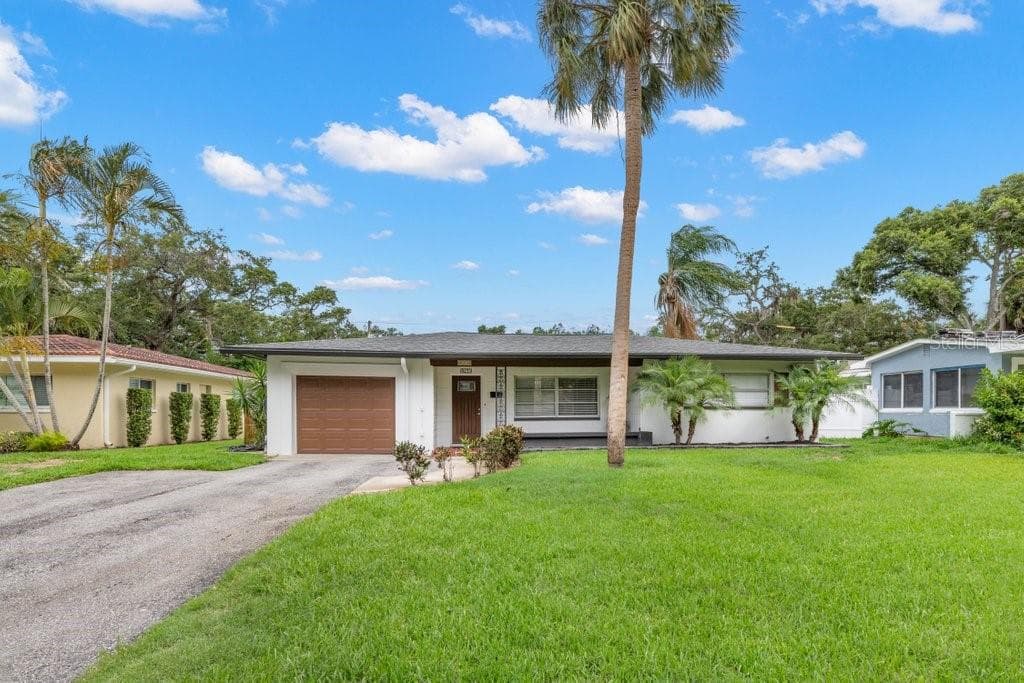 8253 YARDLEY AVENUE N ST PETERSBURG, FL 33710