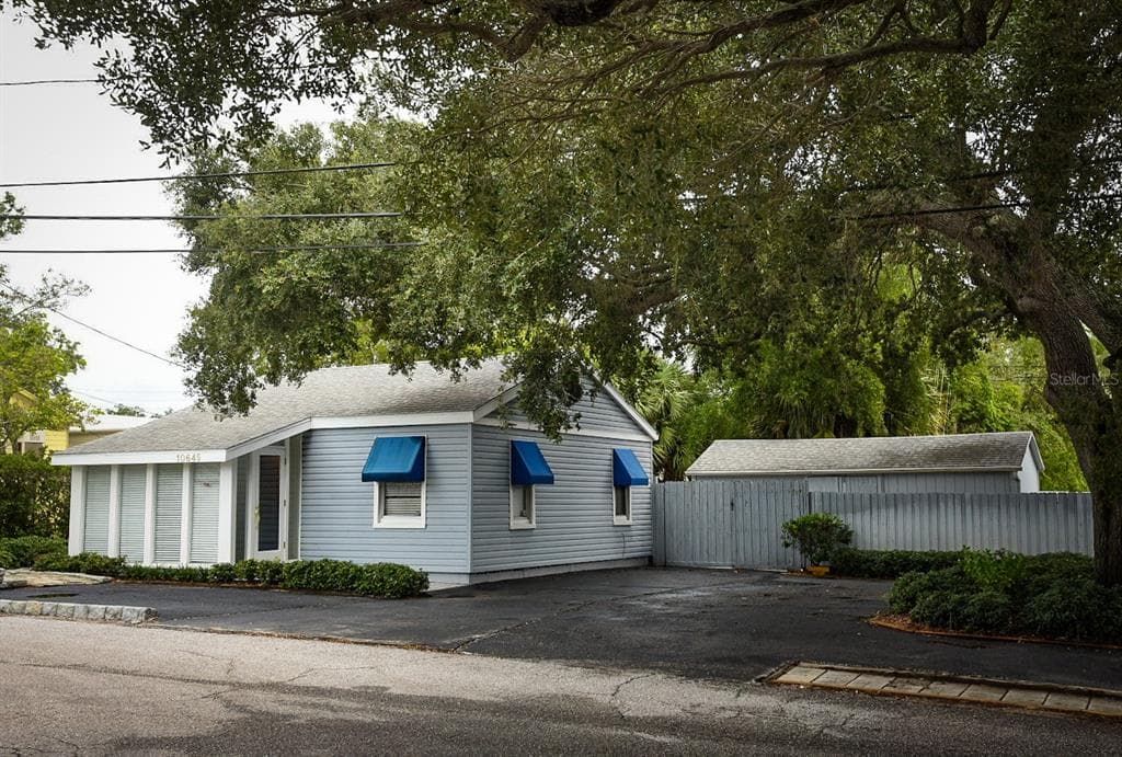 10645 LAKE DRIVE SEMINOLE, FL 33772