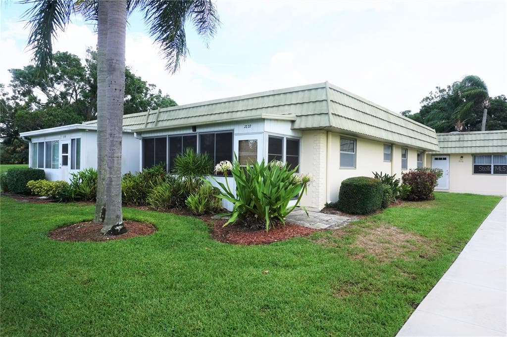 102 CAMBRIDGE TRAIL UNIT 237 SUN CITY CENTER, FL 33573