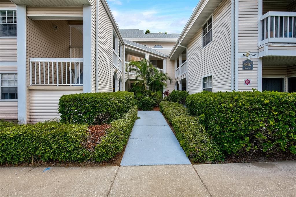 6907 STONESTHROW CIRCLE N UNIT 2102 ST PETERSBURG, FL 33710