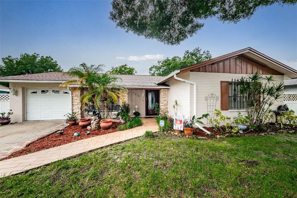 6814 DOVER COURT TAMPA, FL 33634